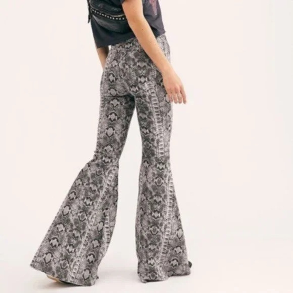 Free People Snake Python Just Float On Bell Bottom High Waisted Jeans 26 - Picture 2 of 16